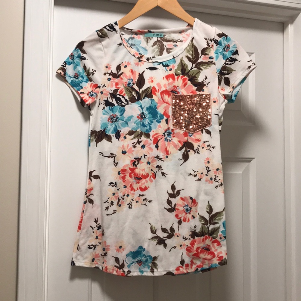 SOLD- Floral Boutique Top w Sequin Pocket Detail